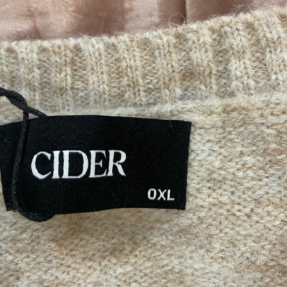 Cider Sleeveless Sweater with Pear Design - Picture 8 of 8